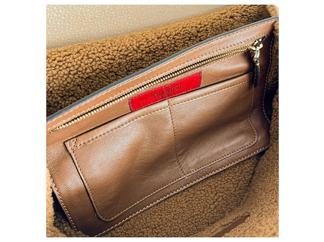 Valentino Garavani Borsa a tracolla Rockstud Winter Medium in scamoscio e shearling Caramel Caramello - vista 10