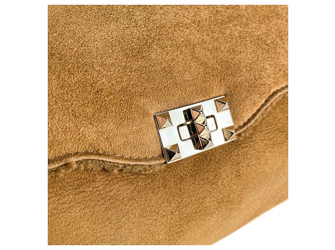 Valentino Garavani Borsa a tracolla Rockstud Winter Medium in scamoscio e shearling Caramel Caramello - vista 12