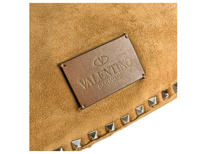 Valentino Garavani Borsa a tracolla Rockstud Winter Medium in scamoscio e shearling Caramel Caramello - vista 14