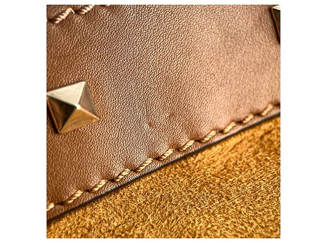 Valentino Garavani Borsa a tracolla Rockstud Winter Medium in scamoscio e shearling Caramel Caramello - vista 15