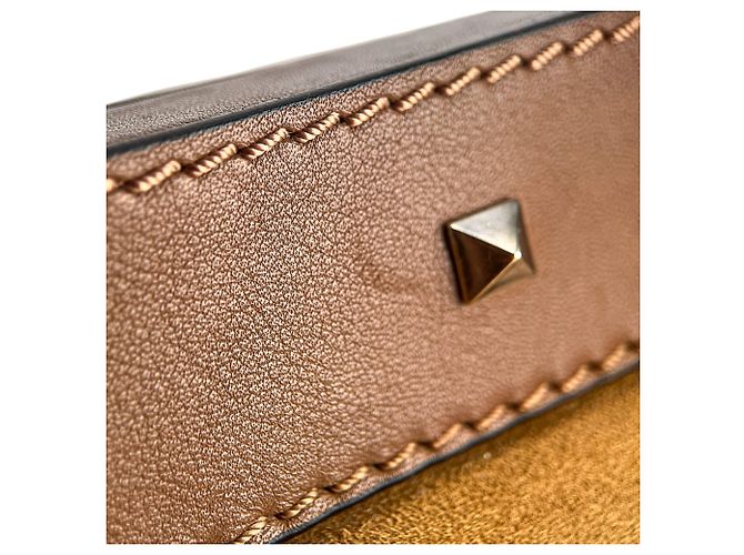 Valentino Garavani Borsa a tracolla Rockstud Winter Medium in scamoscio e shearling Caramel Caramello - vista 16
