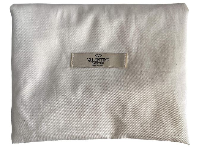 Valentino Garavani Borsa a tracolla Rockstud Winter Medium in scamoscio e shearling Caramel Caramello - vista 17