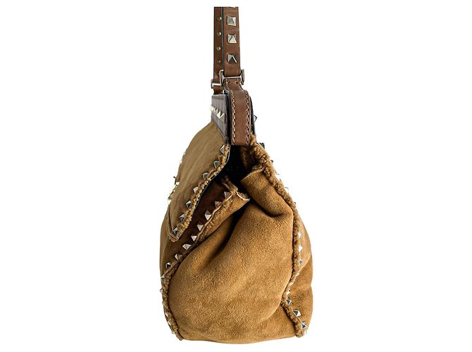 Valentino Garavani Borsa a tracolla Rockstud Winter Medium in scamoscio e shearling Caramel Caramello - vista 2