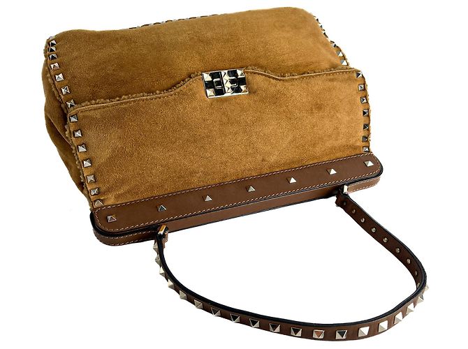 Valentino Garavani Borsa a tracolla Rockstud Winter Medium in scamoscio e shearling Caramel Caramello - vista 4