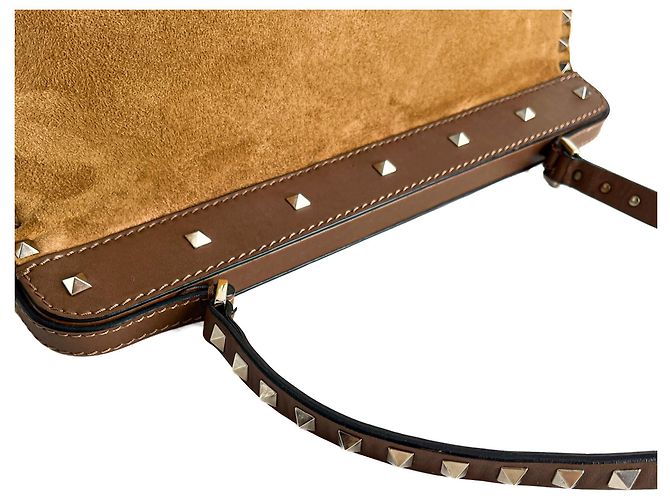 Valentino Garavani Borsa a tracolla Rockstud Winter Medium in scamoscio e shearling Caramel Caramello - vista 5