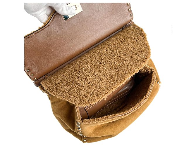 Valentino Garavani Borsa a tracolla Rockstud Winter Medium in scamoscio e shearling Caramel Caramello - vista 6