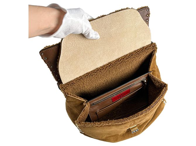 Valentino Garavani Borsa a tracolla Rockstud Winter Medium in scamoscio e shearling Caramel Caramello - vista 7