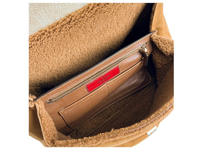 Valentino Garavani Borsa a tracolla Rockstud Winter Medium in scamoscio e shearling Caramel Caramello - vista 8