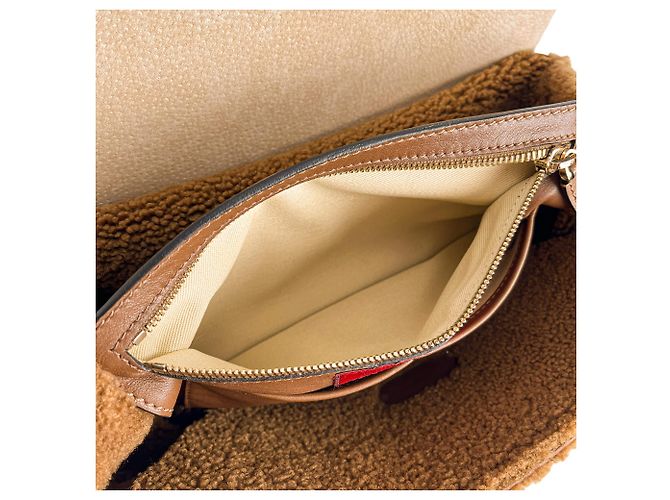 Valentino Garavani Borsa a tracolla Rockstud Winter Medium in scamoscio e shearling Caramel Caramello - vista 9