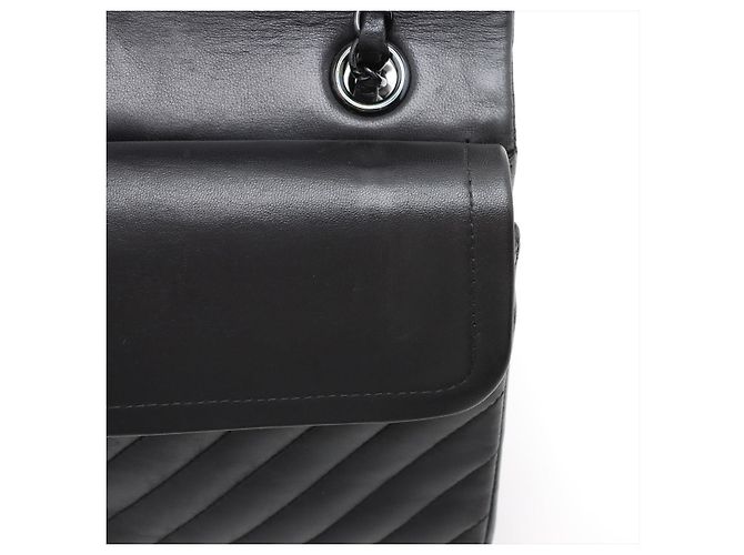 Timeless Chanel Borsa a tracolla Classic Double Flap in pelle di agnello Chevron misura Medium Nera Nero - vista 12