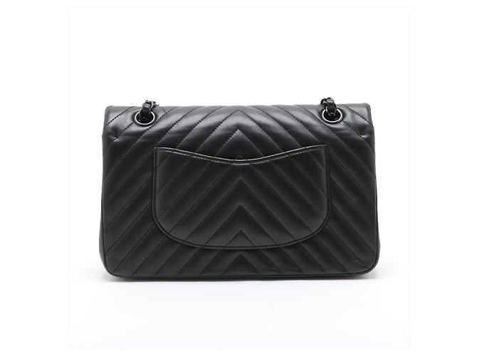 Timeless Chanel Borsa a tracolla Classic Double Flap in pelle di agnello Chevron misura Medium Nera Nero - vista 2