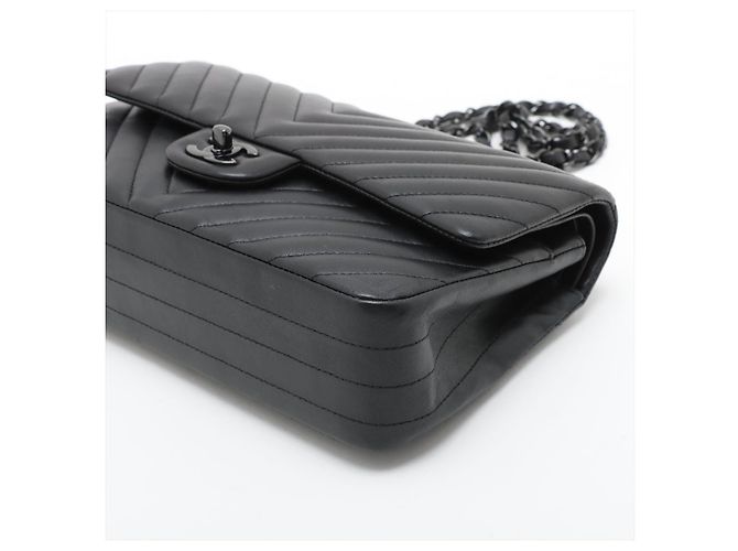 Timeless Chanel Borsa a tracolla Classic Double Flap in pelle di agnello Chevron misura Medium Nera Nero - vista 3