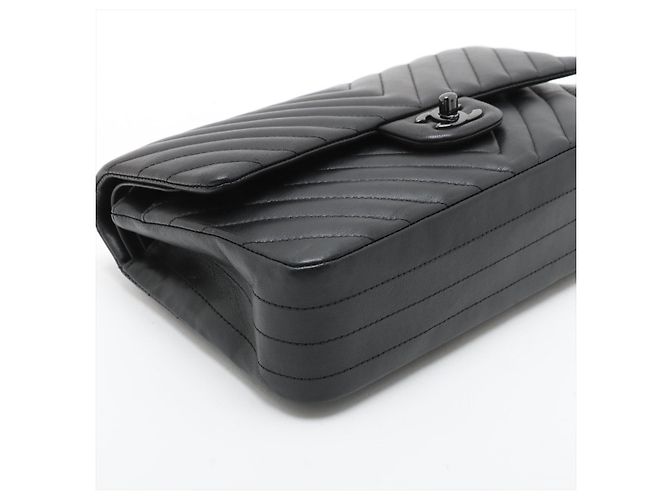 Timeless Chanel Borsa a tracolla Classic Double Flap in pelle di agnello Chevron misura Medium Nera Nero - vista 4