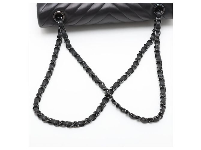 Timeless Chanel Borsa a tracolla Classic Double Flap in pelle di agnello Chevron misura Medium Nera Nero - vista 5