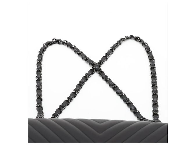 Timeless Chanel Borsa a tracolla Classic Double Flap in pelle di agnello Chevron misura Medium Nera Nero - vista 6