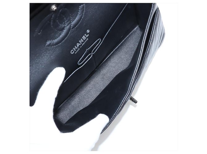 Timeless Chanel Borsa a tracolla Classic Double Flap in pelle di agnello Chevron misura Medium Nera Nero - vista 7