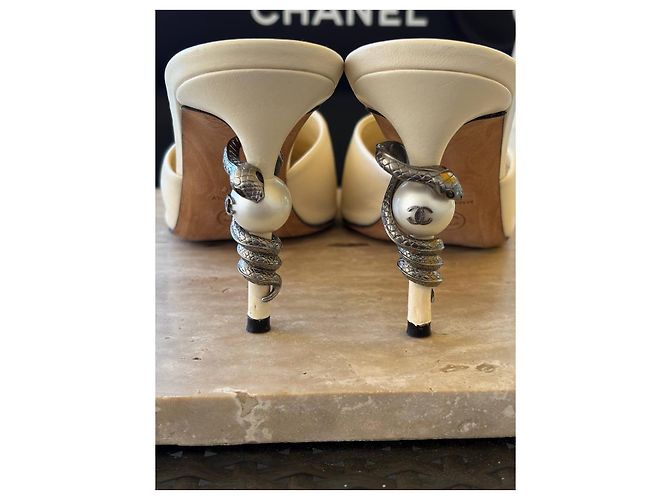 Mules Chanel 2016 Cream Serpent Pearl Sz.38.5 Usato - vista 12