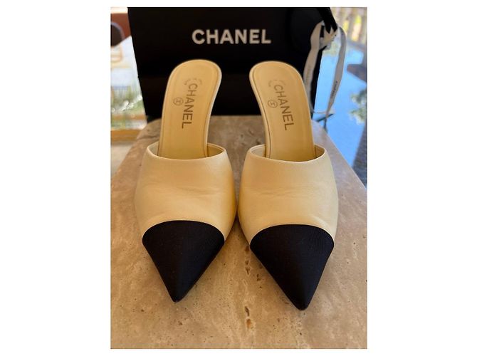 Mules Chanel 2016 Cream Serpent Pearl Sz.38.5 Usato - vista 2