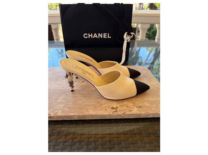 Mules Chanel 2016 Cream Serpent Pearl Sz.38.5 Usato - vista 4