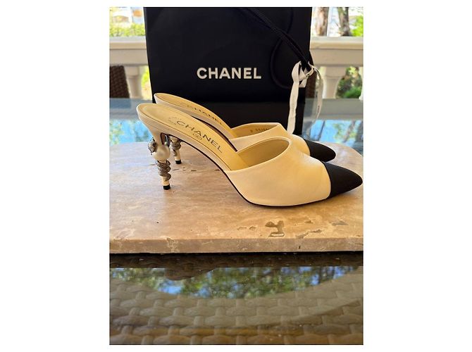 Mules Chanel 2016 Cream Serpent Pearl Sz.38.5 Usato - vista 5