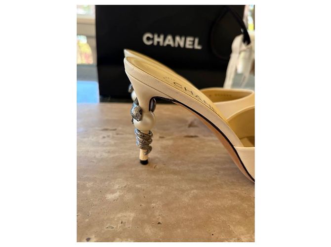 Mules Chanel 2016 Cream Serpent Pearl Sz.38.5 Usato - vista 6