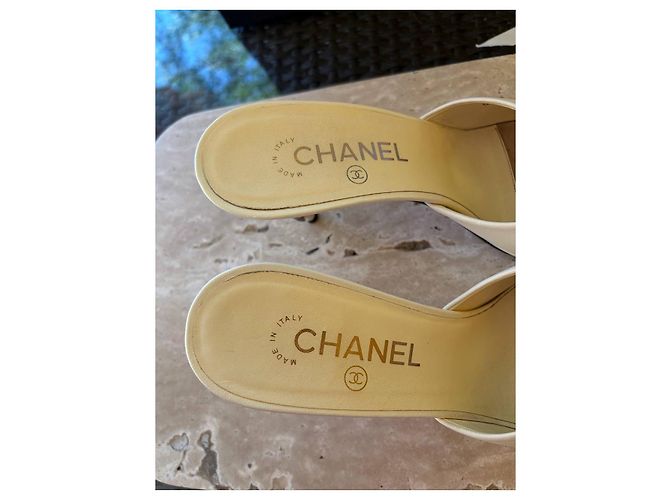 Mules Chanel 2016 Cream Serpent Pearl Sz.38.5 Usato - vista 7