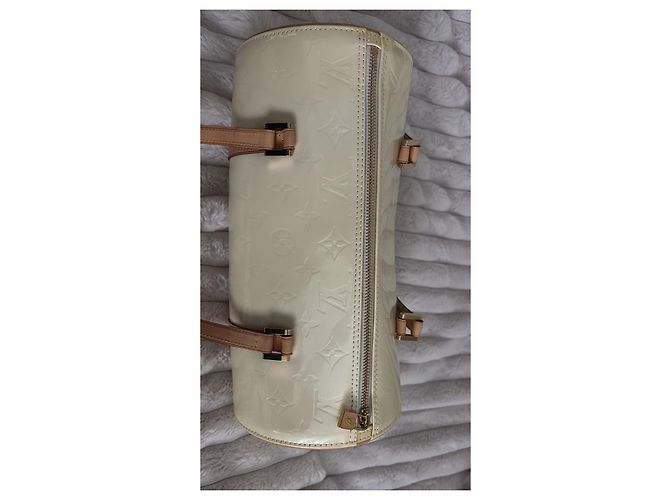 Louis Vuitton Borsa Bedford Monogram Vernis Perle Beige - vista 6