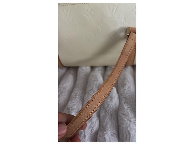 Louis Vuitton Borsa Bedford Monogram Vernis Perle Beige - vista 7