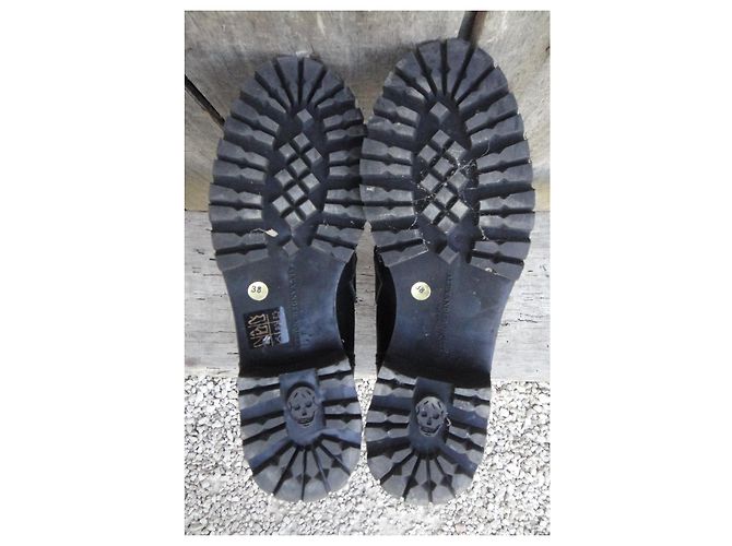 Alexander McQueen Botines de cuero negro - vista 5