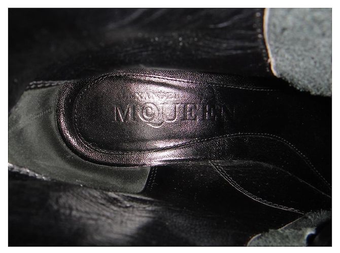 Alexander McQueen Botines de cuero negro - vista 8