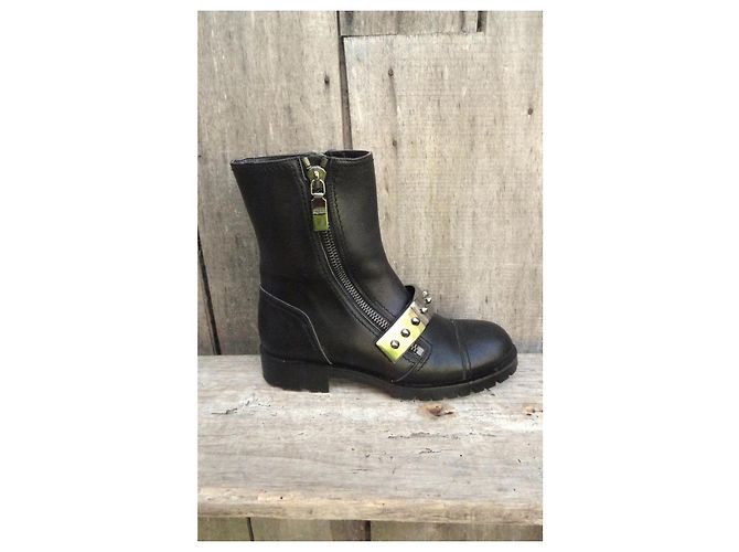 Alexander McQueen Botines de cuero negro - vista 9