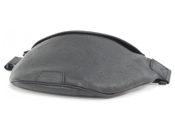 Borsa a tracolla Louis Vuitton Monogram Shadow Discovery Bumbag PM Nero - vista 3