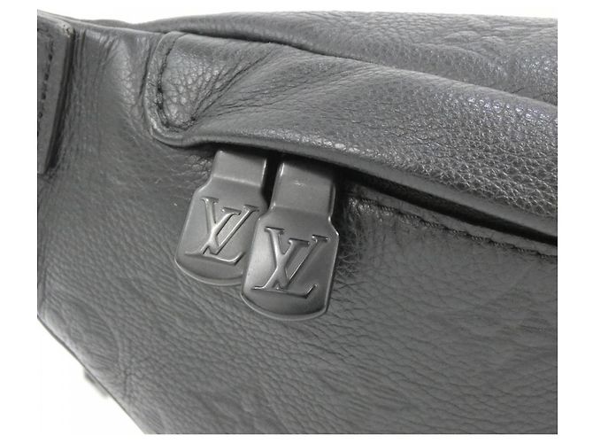 Borsa a tracolla Louis Vuitton Monogram Shadow Discovery Bumbag PM Nero - vista 5