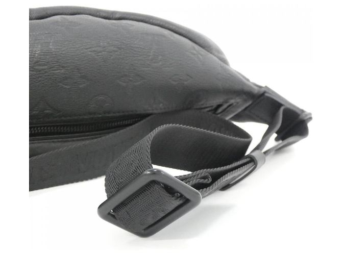 Borsa a tracolla Louis Vuitton Monogram Shadow Discovery Bumbag PM Nero - vista 8