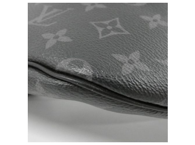Borsa a tracolla Louis Vuitton Monogram Eclipse Discovery Bumbag Nero - vista 3