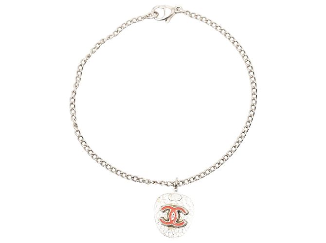 Pulseira Charm CC Morango em Resina com Banho de Prata da Chanel - vista 2