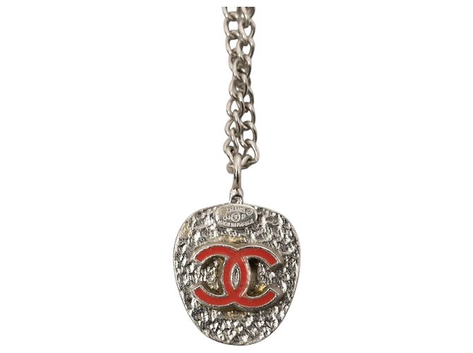 Pulseira Charm CC Morango em Resina com Banho de Prata da Chanel - vista 3