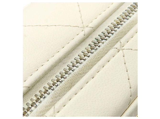 Vanity Bolsa transversal Chanel White Mini CC em pele de cordeiro acolchoada e placa dourada Branco - vista 6