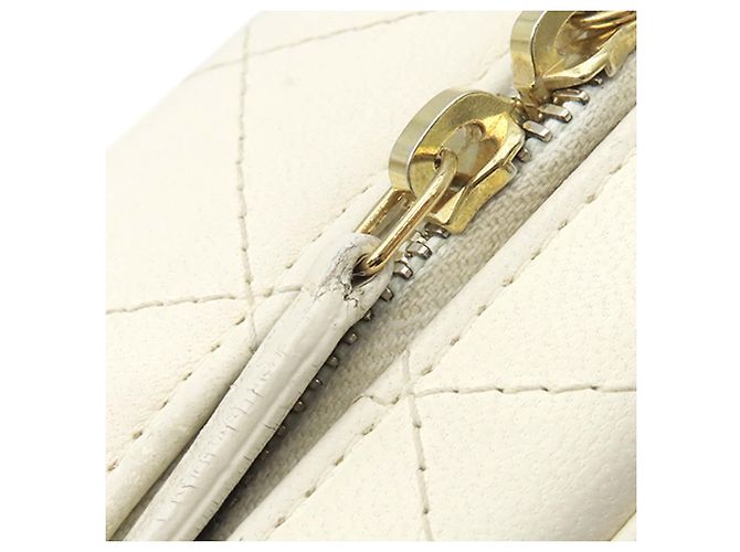 Vanity Bolsa transversal Chanel White Mini CC em pele de cordeiro acolchoada e placa dourada Branco - vista 9