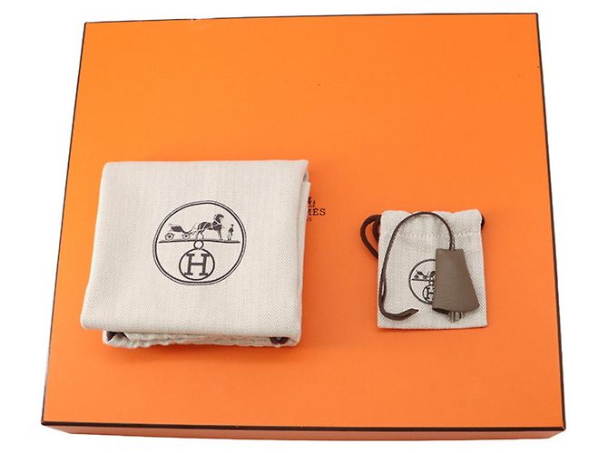 Hermès Borsa a tracolla Hermes Petit Courier Etoupe Evercolor Taupe - vista 16