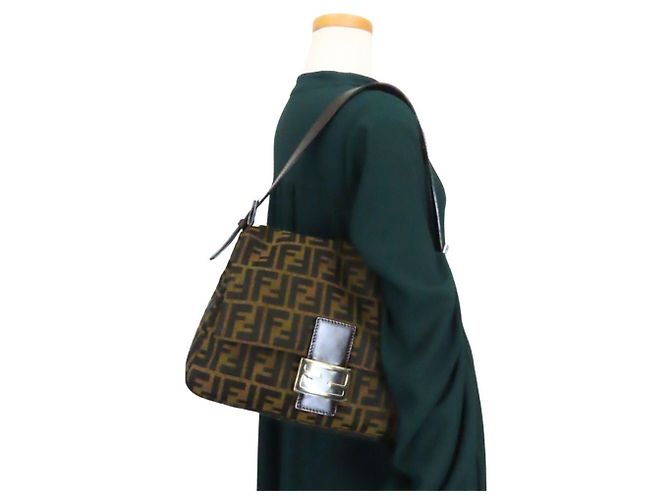 Zucca Borsa a tracolla Fendi Mamma Bucket Marrone Nero - vista 20