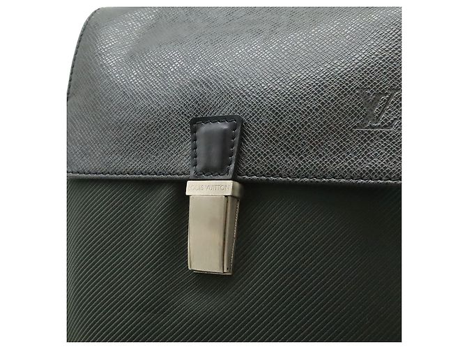 Louis Vuitton Taiga Saratov PM Schultertasche Schwarz - Ansicht 8