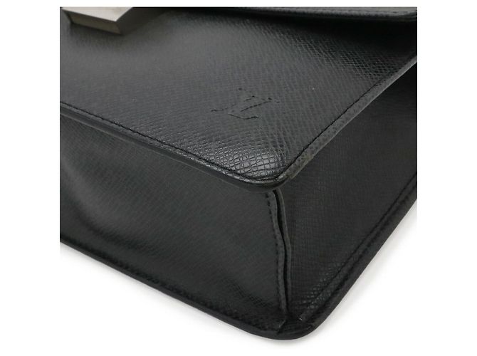 Clutch in pelle Taiga Louis Vuitton Nero - vista 3