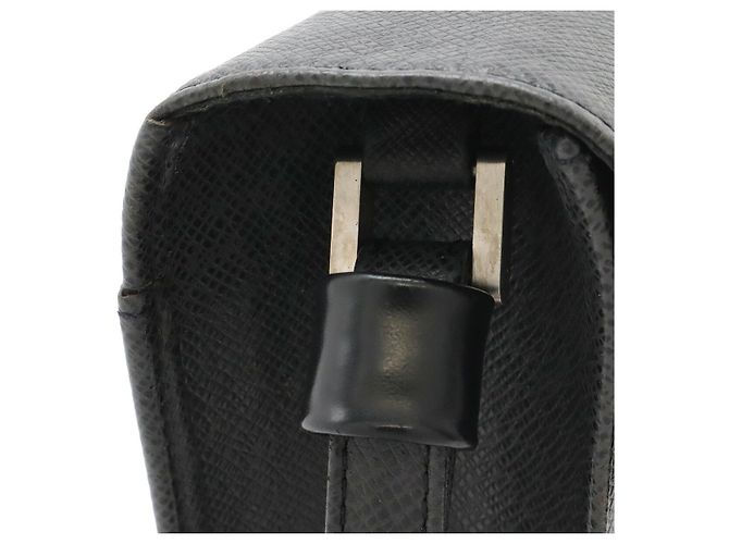 Clutch in pelle Taiga Louis Vuitton Nero - vista 4