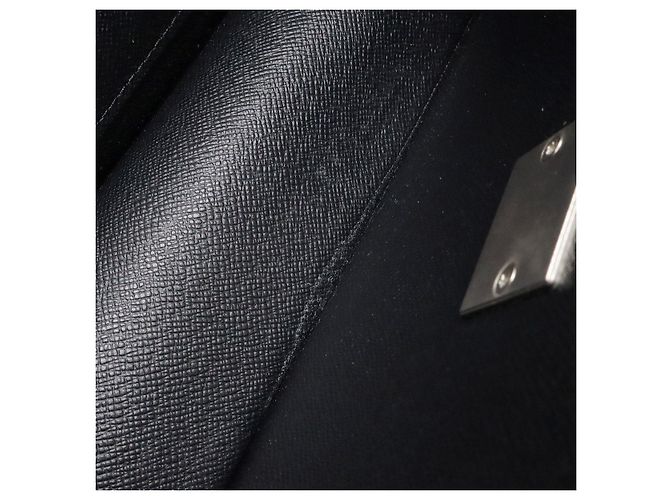 Clutch in pelle Taiga Louis Vuitton Nero - vista 7