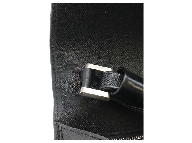 Clutch in pelle Taiga Louis Vuitton Nero - vista 8