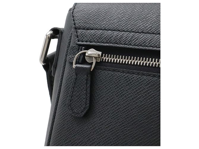 Borsa a tracolla in pelle Louis Vuitton Taiga Luka Nero - vista 5