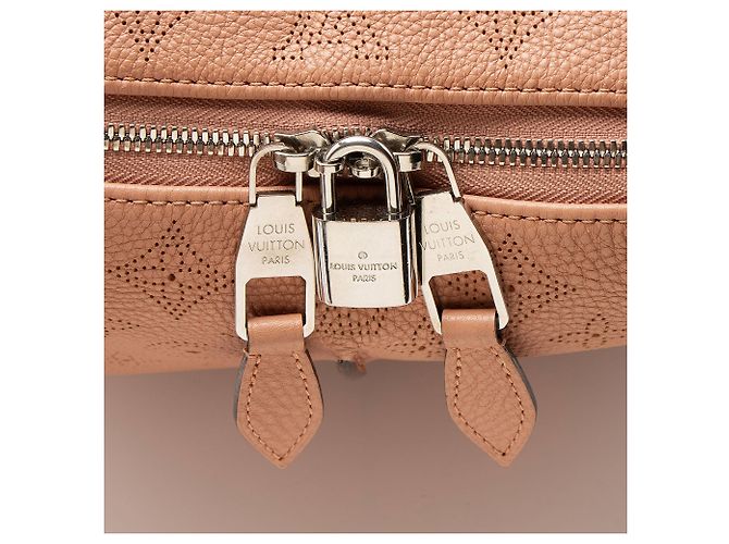 Borsa a tracolla Louis Vuitton Mahina Leather Selene PM Marrone - vista 9