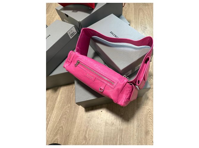 Bolso bandolera Balenciaga Superbusy Small Leather Rose Vif en Cuero - vista 2