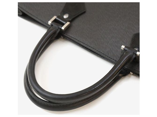 Louis Vuitton Borsa Tote Taiga Sac Plat GM Saxophone Nero - vista 5